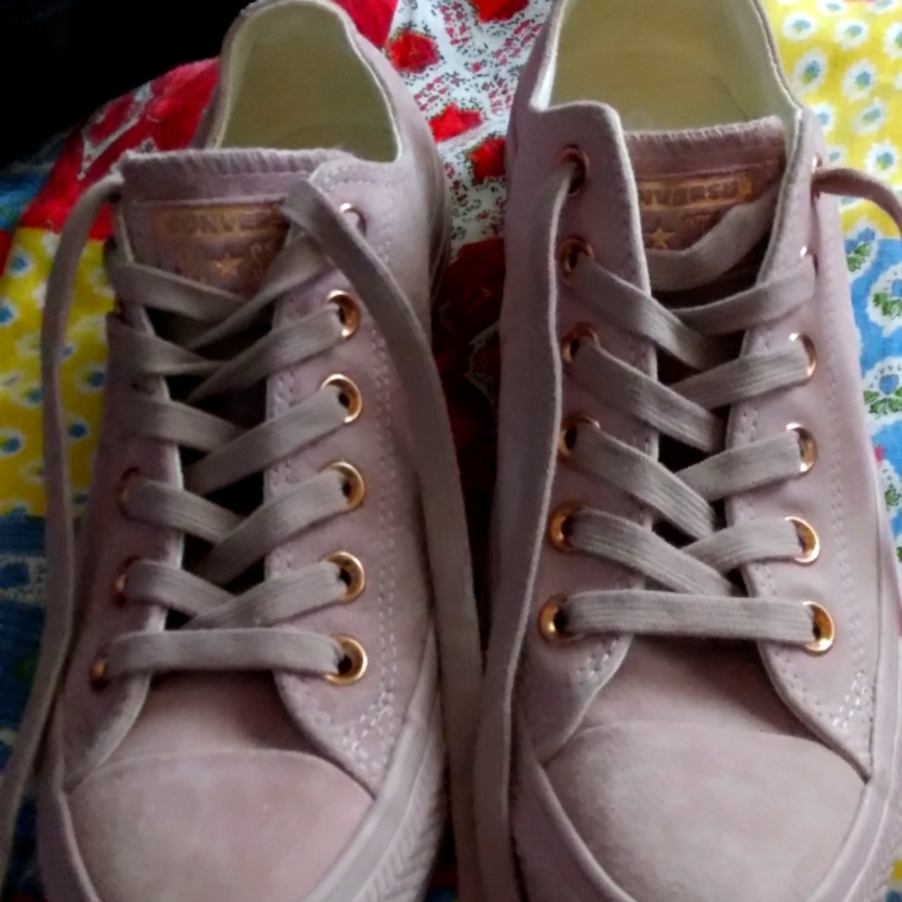 ALL-STAR CONVERSE.. LOW-TOP..SUEDE.. LILAC GOLD SNEAKERS ..SZ.7..ladies
